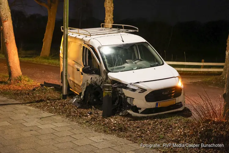 Bedrijfsbusje total loss na eenzijdig ongeval