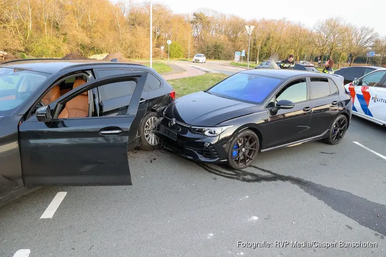 Botsing tussen twee auto’s in Naarden, geen gewonden