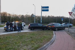 Botsing tussen twee auto’s in Naarden, geen gewonden