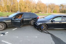 Botsing tussen twee auto’s in Naarden, geen gewonden