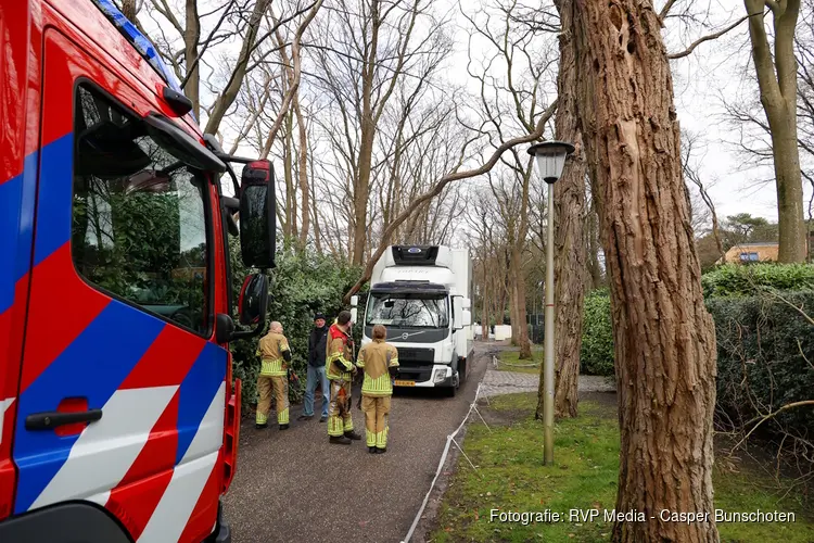 Vrachtwagen botst tegen gevaarlijke hangende boom in Blaricum