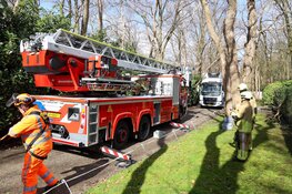 Vrachtwagen botst tegen gevaarlijke hangende boom in Blaricum