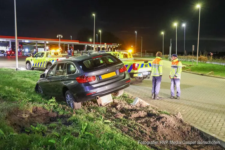 Auto rijdt op betonblok bij tankstation op A1 bij Muiden
