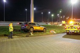 Auto rijdt op betonblok bij tankstation op A1 bij Muiden