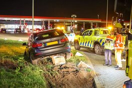 Auto rijdt op betonblok bij tankstation op A1 bij Muiden