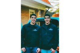 Tweelingbroers Valentijn en Julius (19) veroveren Het Gooi met Dewaswagen: ‘Wij leveren geen wasbeurt, maar het nieuwe auto-gevoel!’