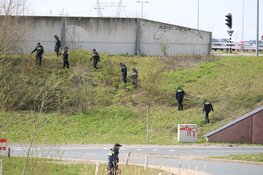 Grote zoekactie door politie langs A1 bij Muiden