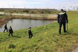 Grote zoekactie door politie langs A1 bij Muiden