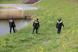 Grote zoekactie door politie langs A1 bij Muiden
