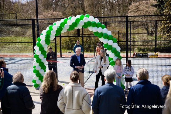 Tennis- en padelvereniging De Kuil in Huizen opent twee nieuwe padelbanen en versterkt samenspel tussen tennis en padel