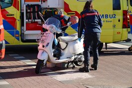 Man op snorfiets aangereden door busje in Hilversum