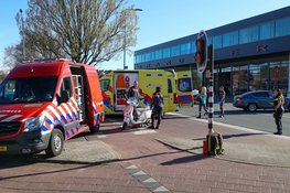 Man op snorfiets aangereden door busje in Hilversum