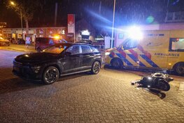 Meisje gewond bij botsing tussen auto en brommer in Huizen