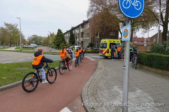 Fietsster tijdens verkeersexamen aangereden, auto rijdt door.
