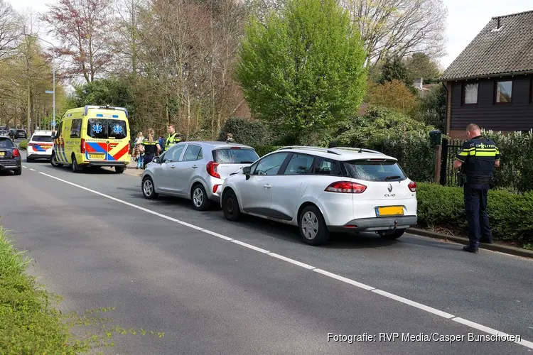 Vrouw gewond na botsing tussen twee auto’s in Laren