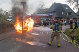 Hoge vlammen bij autobrand in Huizen