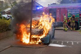 Hoge vlammen bij autobrand in Huizen