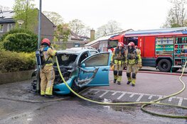 Hoge vlammen bij autobrand in Huizen