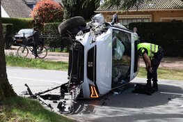 Auto belandt op zijkant na botsing tegen boom