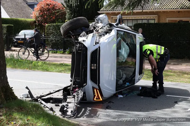 Auto belandt op zijkant na botsing tegen boom