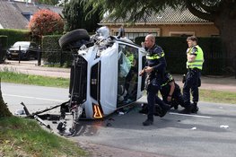 Auto belandt op zijkant na botsing tegen boom