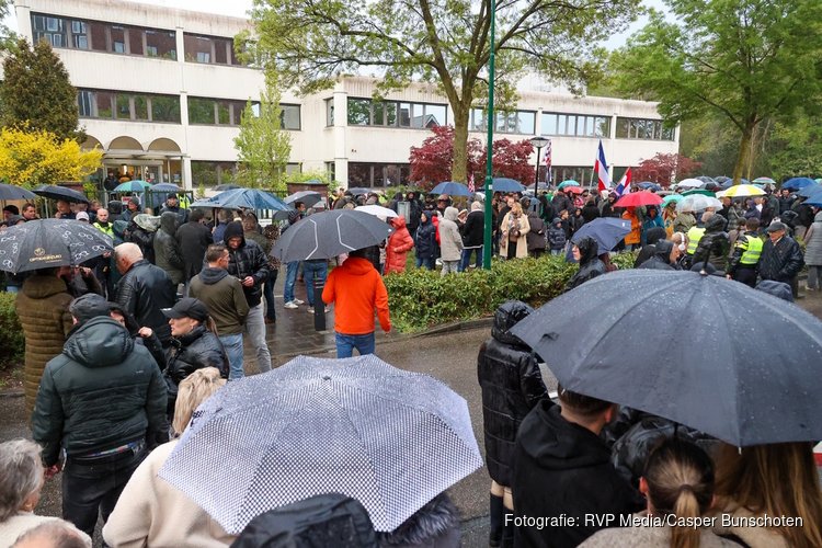 ME aanwezig bij demonstratie tegen AZC in Loosdrecht