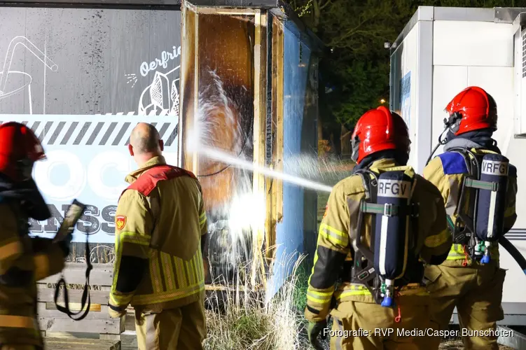 Brand bij snackbar van jachthaven in Naarden