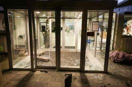 Ramen en deuren vernield van Gemeentehuis Loosdrecht waar eerder demonstraties plaatsvonden tegen AZC