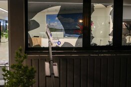 Ramen en deuren vernield van Gemeentehuis Loosdrecht waar eerder demonstraties plaatsvonden tegen AZC