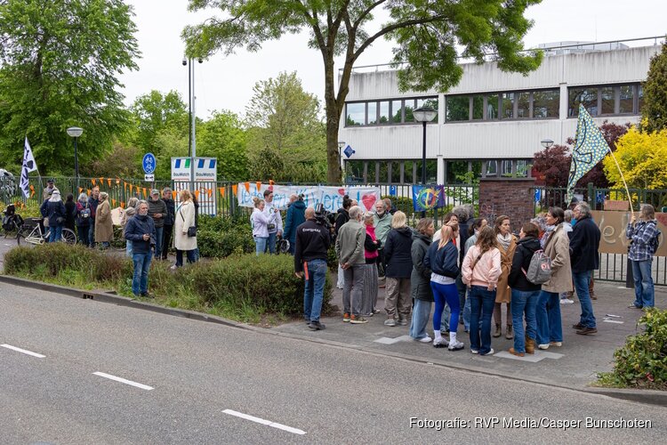 Voorstanders demonstreren bij gemeentehuis Loosdrecht en vertrekken na gooien van ei door andere demonstranten