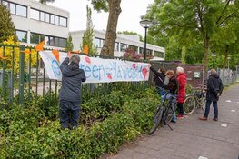 Voorstanders demonstreren bij gemeentehuis Loosdrecht en vertrekken na gooien van ei door andere demonstranten
