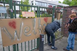 Voorstanders demonstreren bij gemeentehuis Loosdrecht en vertrekken na gooien van ei door andere demonstranten