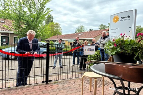 Feestelijke opening Buurtbankje bij Florisberg in Muiderberg