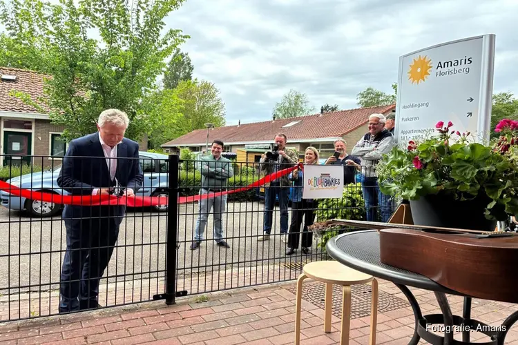 Feestelijke opening Buurtbankje bij Florisberg in Muiderberg
