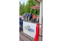Feestelijke opening Buurtbankje bij Florisberg in Muiderberg