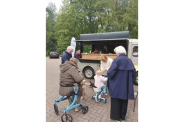 Feestelijke opening Buurtbankje bij Florisberg in Muiderberg