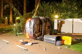 Auto op zijn kant bij eenzijdig ongeval, bestuurder gewond