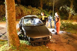 Auto op zijn kant bij eenzijdig ongeval, bestuurder gewond