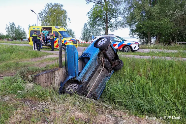 Auto belandt in de sloot in Muiderberg