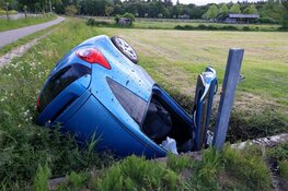 Auto belandt in de sloot in Muiderberg