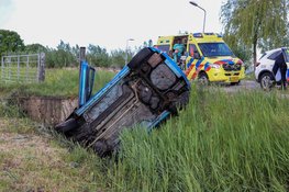 Auto belandt in de sloot in Muiderberg