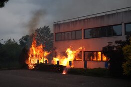 Demonstranten veroorzaken brand bij gemeentehuis / tijdelijk AZC in Loosdrecht