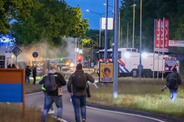 Aanhoudingen en waterkanon ingezet bij demonstratie Loosdrecht