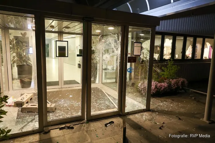 Minderjarige aangehouden voor eerdere vernielingen aan gemeentehuis Loosdrecht