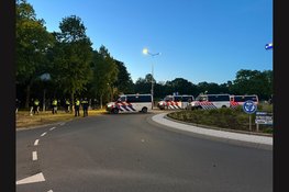 Vier aanhoudingen bij demonstratie in Loosdrecht, persfotograaf geraakt door wapenstok