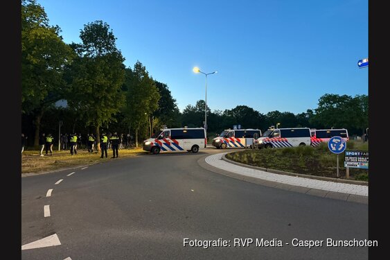 Vier aanhoudingen bij demonstratie in Loosdrecht, persfotograaf geraakt door wapenstok