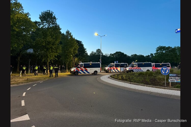 Vier aanhoudingen bij demonstratie in Loosdrecht, persfotograaf geraakt door wapenstok