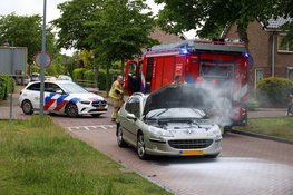 Auto begint spontaan te branden tijdens het rijden in Huizen