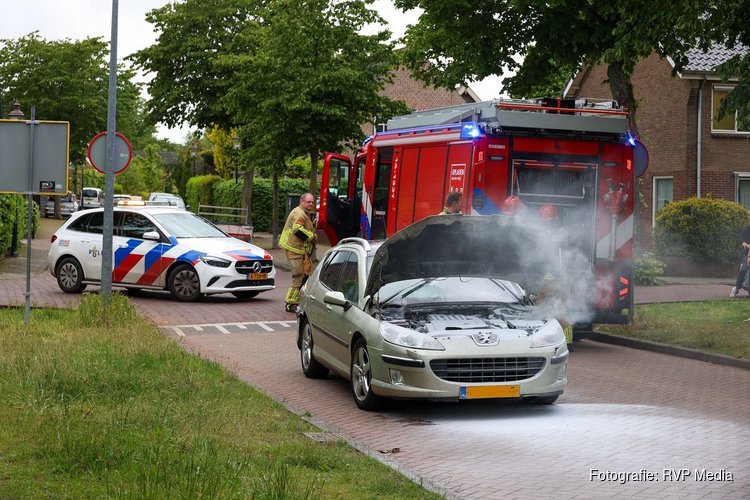 Auto begint spontaan te branden tijdens het rijden in Huizen