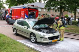 Auto begint spontaan te branden tijdens het rijden in Huizen